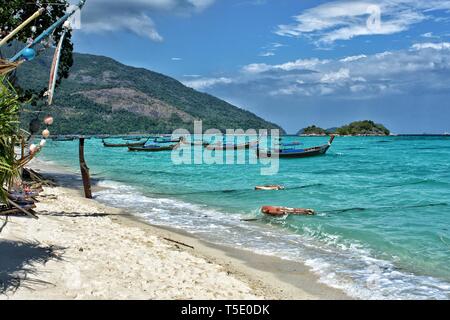 Barche a Sunrise Beach, Koh Lipe, Thailandia Foto Stock