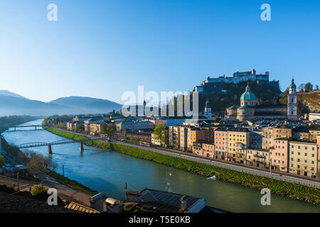 Salzburg Austria, view all alba della storica città vecchia e il castello di Hohensalzburg Festung) della città di Salisburgo, in Austria. Foto Stock