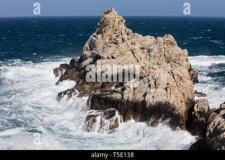 Il freddo, nutriente-ricco acque dell'Oceano Pacifico lavare contro la bella, rocciosa costa Californiana appena a sud della baia di Monterey e. Foto Stock