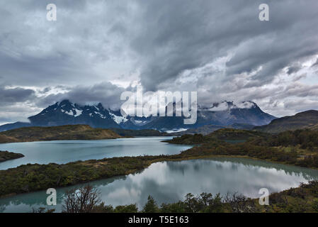 Il lago Pehoe e il massiccio del Paine, Torres del Paine NP, Cile Foto Stock