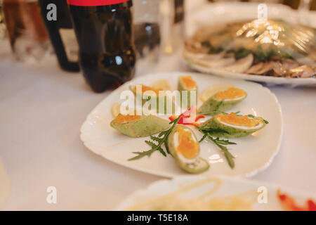 Festosa buffet salato, carne, pesce e patatine, palline di formaggio e altre specialità per la celebrazione di matrimoni e altri eventi ben decorate Foto Stock