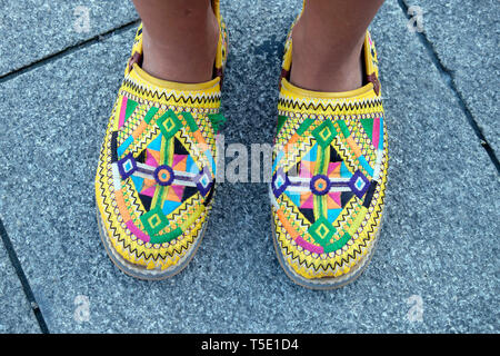 Fatti a mano di colore giallo marocchino applique scarpe con design di ricamo vista da sopra indossato da una donna sulla strada di Ribeira Porto Portogallo Europa KATHY DEWITT Foto Stock