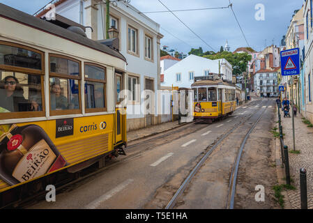 Il famoso tram di Lisbona 28 su Escolas Gerais Street nel quartiere di Alfama di Lisbona, Portogallo Foto Stock