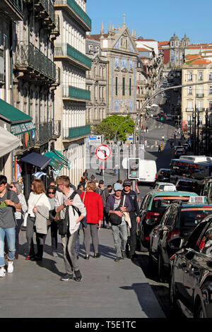 La gente che camminava sulla Rua dos Clerigos su per la collina e dal centro della città e a Capela das Almas nel quartiere Bolhao di Porto Portogallo Europa KATHY DEWITT Foto Stock