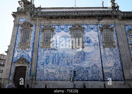 Vista del blue azulejos piastrelle sulla parete della Igreja do Carmo vicino a Praça de Carlos Alberto nella città portoghese di Porto Portogallo Europa KATHY DEWITT Foto Stock