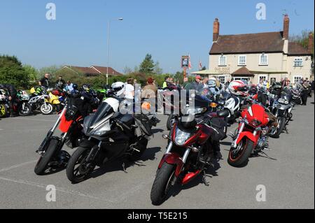 La Folla di motociclista si riuniscono per una carità giro in moto dal vecchio Roase e corona, Stourport-on-Severn, Worcestershire, Regno Unito. La domenica di Pasqua ride è di raccogliere denaro per le città Leapgate Activity Center, un centro per gli adulti con disabilità dell'apprendimento. Foto Stock