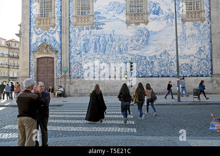 Studente universitario in nero a piedi attraversamento pedonale street da Igreja do Carmo vicino a Praça de Carlos Alberto Porto Porto Portogallo Europa KATHY DEWI Foto Stock