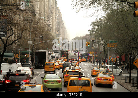 La guida su 5th Ave, Manhattan, New York City, Stati Uniti d'America Foto Stock