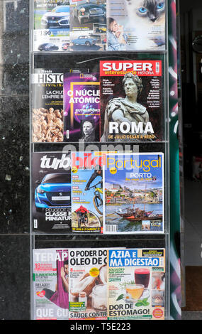 Varie Portoghese Europeo riviste sul display rivista al di fuori di un edicola Negozio nella città di Porto Portogallo Europa KATHY DEWITT Foto Stock