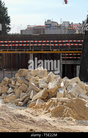 Un mucchio di materie pietra di marmo su un edificio sito in costruzione nel quartiere Cedofeita di Porto Portogallo Europa KATHY DEWITT Foto Stock