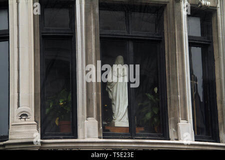 Grande statua all'interno di una stanza visibile attraverso una finestra in New York, Stati Uniti d'America Foto Stock