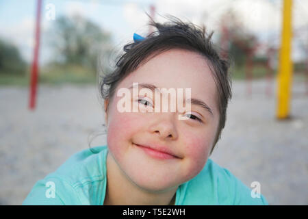 Ritratto di sindrome di down ragazza sorridente Foto Stock