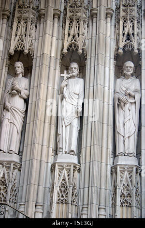 Dettagli architettonici sulla Chiesa San Tommaso sulla 5th Avenue in New York City, NY, STATI UNITI D'AMERICA Foto Stock