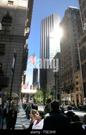 Persone che camminano su Manhattan 5th Avenue in New York City, Stati Uniti d'America Foto Stock