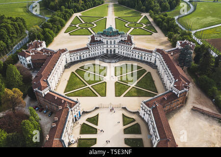 Torino, Italia. Xxi Aprile, 2019. La Palazzina di Caccia di Stupinigi è una delle residenze della casa reale di Savoia nel nord Italia, parte del patrimonio mondiale Unesco elenco. Costruito come un royal hunting lodge nei primi anni del XVIII secolo, è situato a Stupinigi. Credito: Alessandro Bosio/Pacific Press/Alamy Live News Foto Stock