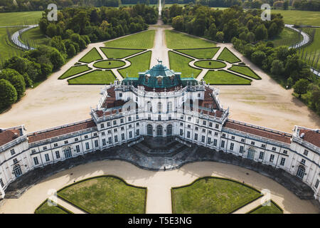 Torino, Italia. Xxi Aprile, 2019. La Palazzina di Caccia di Stupinigi è una delle residenze della casa reale di Savoia nel nord Italia, parte del patrimonio mondiale Unesco elenco. Costruito come un royal hunting lodge nei primi anni del XVIII secolo, è situato a Stupinigi. Credito: Alessandro Bosio/Pacific Press/Alamy Live News Foto Stock