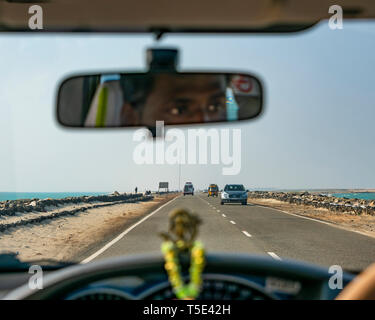 Passeggero orizzontale vista da un car guida attraverso la causeway tra Dhanushkodi e Rameswaram, India. Foto Stock