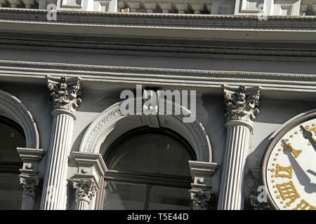 Dettagli architettonici sul vecchio edificio lungo Broadway a Manhattan, New York, Stati Uniti d'America Foto Stock