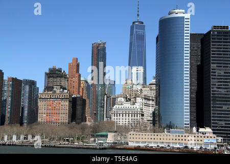 I grattacieli del Financial District di Lower Manhattan visti dalla New York Bay, NY, USA Foto Stock