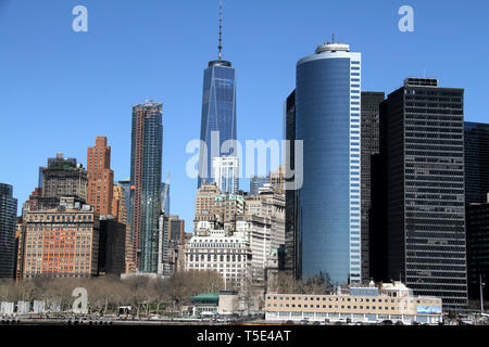 Quartiere finanziario di Lower Manhattan grattacieli visto dalla New York Bay Foto Stock
