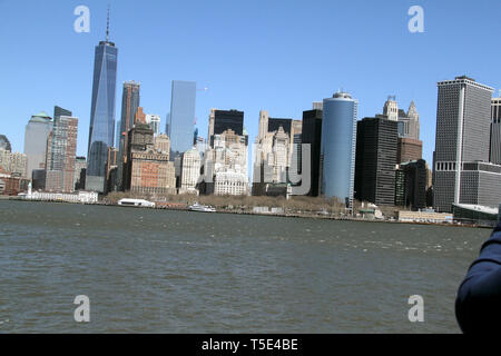 I grattacieli del Financial District di Lower Manhattan visti dalla New York Bay, NY, USA Foto Stock