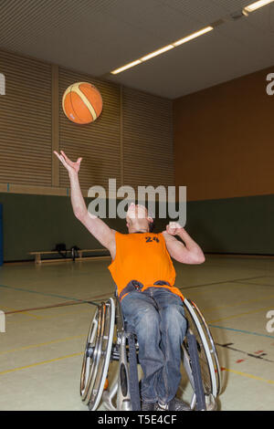 Il ragazzo disabile nella formazione di pallacanestro. Foto Stock