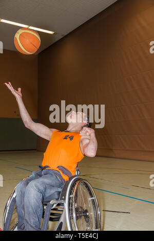 Il ragazzo disabile nella formazione di pallacanestro. Foto Stock