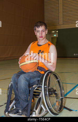 Il ragazzo disabile nella formazione di pallacanestro. Foto Stock