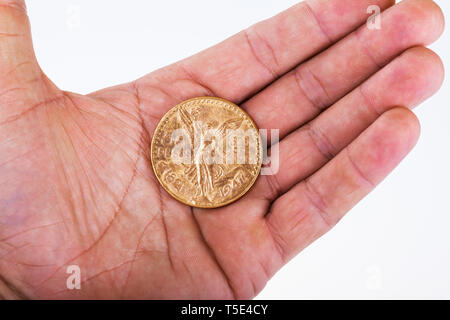 Una manciata di monete d oro e d argento in una luce violetta. una