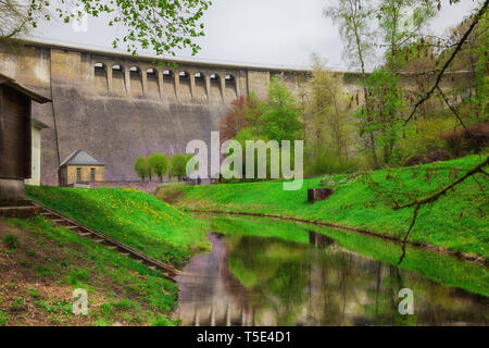 La parete della diga di Agger a Gummersbach. Foto Stock