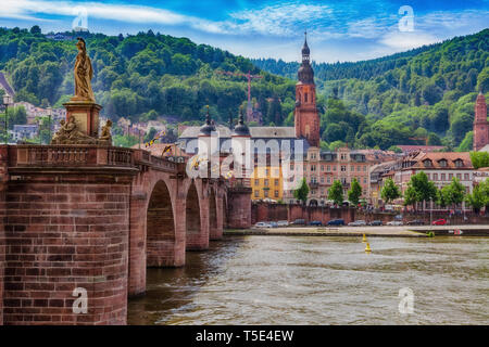 Heidelberg con una vista della città vecchia con il vecchio ponte sul fiume Neckar e della Chiesa dello Spirito Santo. Foto Stock