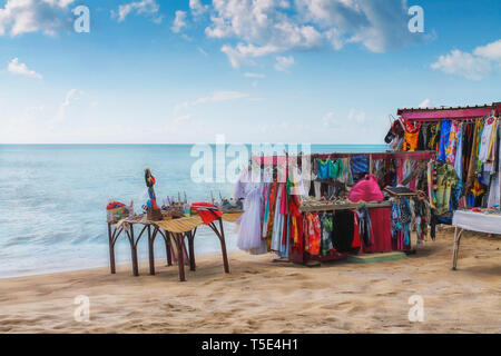 Cabina sulla spiaggia con vestiti in Antigua Foto Stock