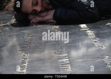 Giovane riflettendo davanti alla parete di nomi a lui National September 11 Memorial a Manhattan, New York, Stati Uniti d'America Foto Stock