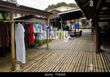 Servizio lavanderia essiccazione nella zona comunale di Bidayuh longhouse tribali, Kampung Annah Rais, Sarawak, Borneo, Malaysia Foto Stock