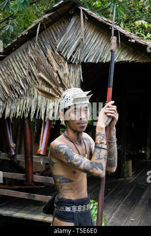 Tatuato Penan uomo tribale con lancia Sarawak Villaggio Culturale, Kuching, Sarawak (Borneo), Malaysia Foto Stock