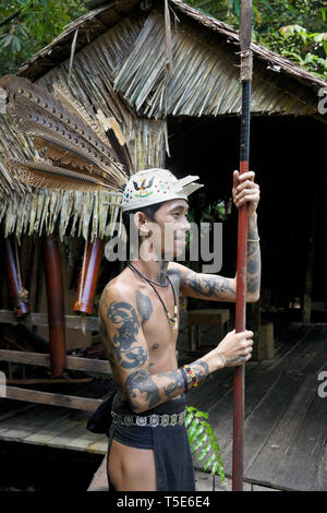 Tatuato Penan uomo tribale con lancia Sarawak Villaggio Culturale, Kuching, Sarawak (Borneo), Malaysia Foto Stock
