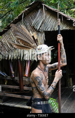 Tatuato Penan uomo tribale con lancia Sarawak Villaggio Culturale, Kuching, Sarawak (Borneo), Malaysia Foto Stock