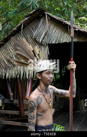 Tatuato Penan uomo tribale con lancia Sarawak Villaggio Culturale, Kuching, Sarawak (Borneo), Malaysia Foto Stock