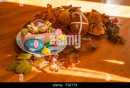 Pasqua tableau in una casa di famiglia a Melbourne, Australia Foto Stock