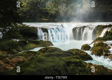 Blu acqua cade in Chiapas, l'Agua Azul cascades messicano Foto Stock