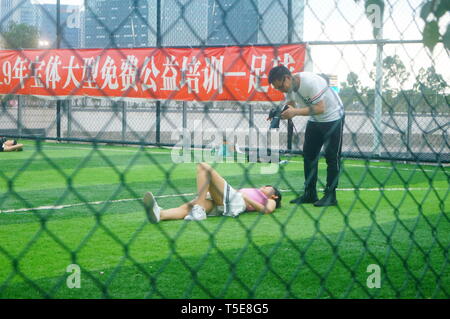 Shenzhen, Cina: gli appassionati di fotografia riprese modelli femmina insieme Foto Stock