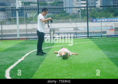 Shenzhen, Cina: gli appassionati di fotografia riprese modelli femmina insieme Foto Stock