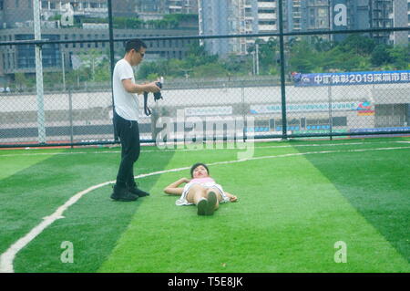 Shenzhen, Cina: gli appassionati di fotografia riprese modelli femmina insieme Foto Stock