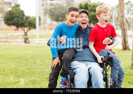 Padre disabili a giocare con i suoi figli Foto Stock