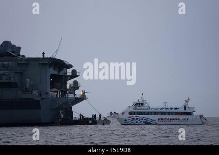 190418-N-WP746-0166 PALMA DE MALLORCA, Spagna (18 aprile 2019) i marinai a bordo della Nimitz-class portaerei USS Abraham Lincoln (CVN 72) cravatta fino al traghetto per preparare per la libertà la chiamata come una parte di un porto programmata visita. Abraham Lincoln è implementato con Abraham Lincoln Carrier Strike gruppo deployment a sostegno della sicurezza marittima gli sforzi di cooperazione negli Stati Uniti 5th, U.S. 6th, E DEGLI STATI UNITI Flotta di 7 aree di funzionamento. Con Abraham Lincoln come ammiraglia, distribuito strike gruppo attivi comprendono staffs, di navi e di aeromobili di Carrier Strike gruppo (CSG) 12, Destroyer Squadron (DESRON) 2, USS Leyt Foto Stock