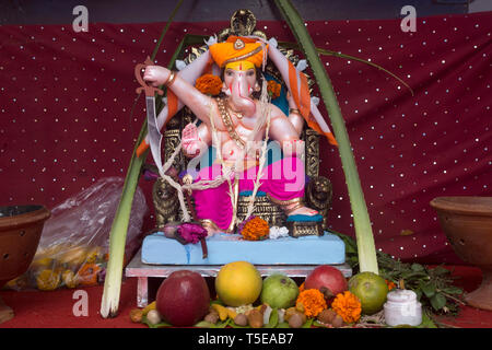 Idol del signore Ganesha alzarsi di Khandoba di Pune, Maharashtra, India, Asia Foto Stock