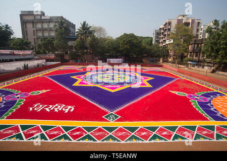 Enorme Rangoli per celebrare Gudi Padva Festival, Thane Maharashtra, India, Asia Foto Stock