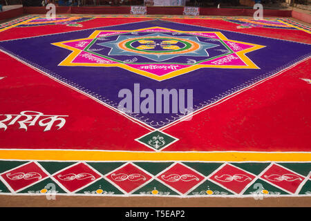 Enorme Rangoli per celebrare Gudi Padva Festival, Thane Maharashtra, India, Asia Foto Stock