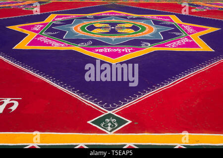 Enorme Rangoli per celebrare Gudi Padva Festival, Thane Maharashtra, India, Asia Foto Stock