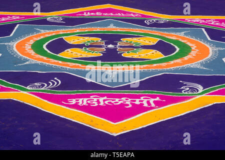 Enorme Rangoli per celebrare Gudi Padva Festival, Thane Maharashtra, India, Asia Foto Stock